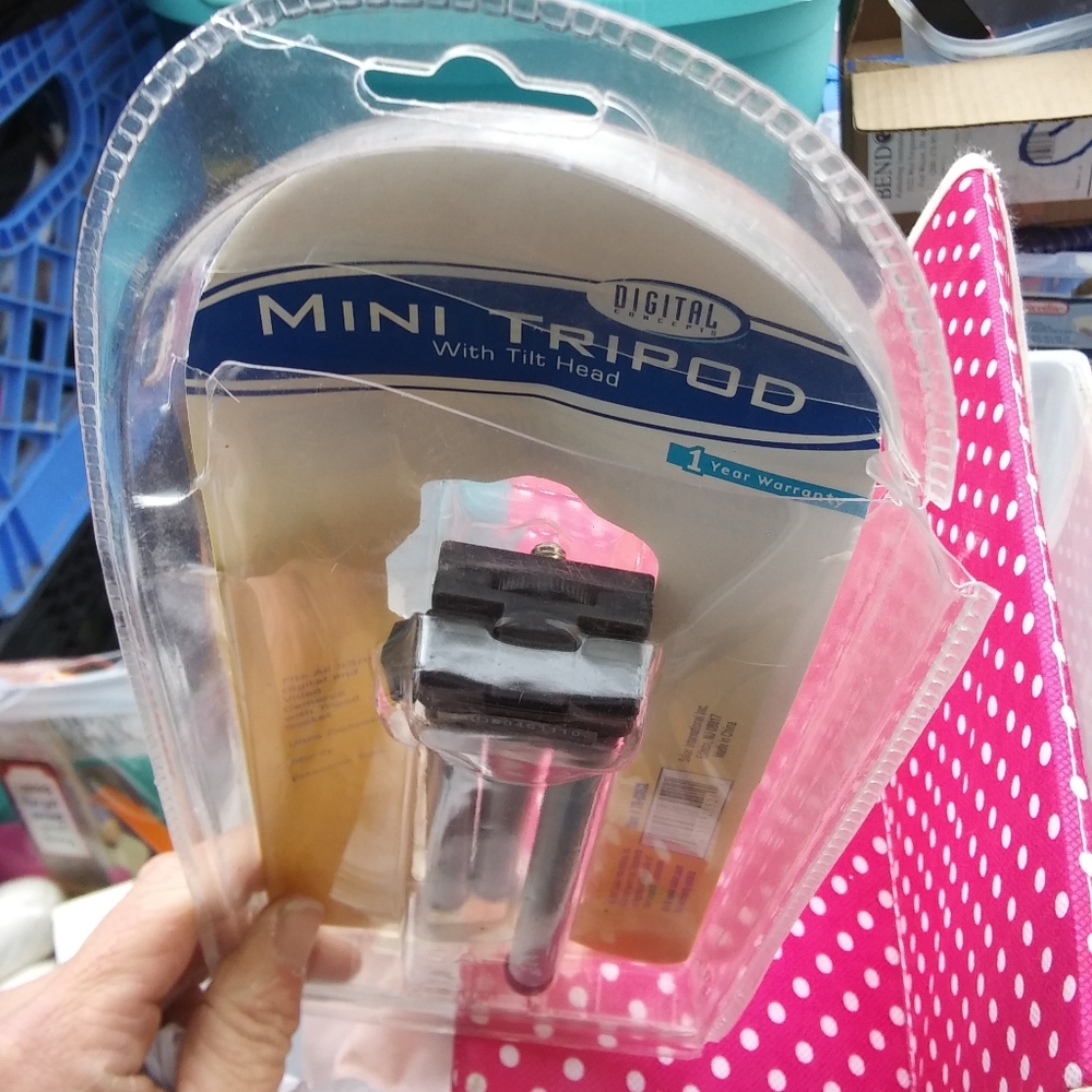 Mini tripod with tilt head